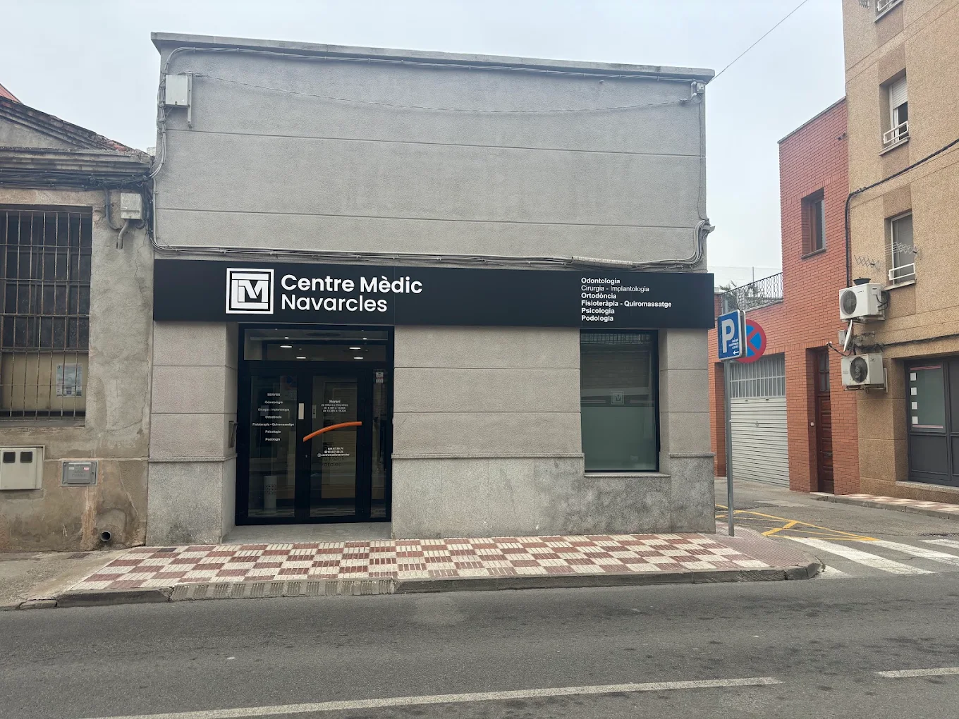Façana del Centre Mèdic Navarcles, al Passeig Cervantes de Navarcles