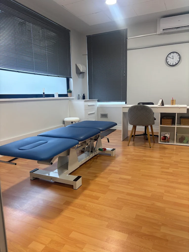 Sala de fisioteràpia del Centre Mèdic Navarcles, amb llitera i zona de treball