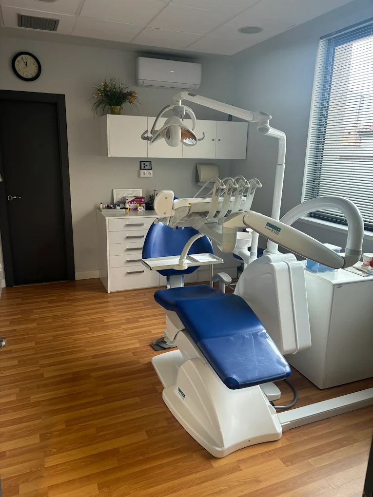 Gabinet dental del Centre Mèdic Navarcles, amb cadira i equip de raigs X