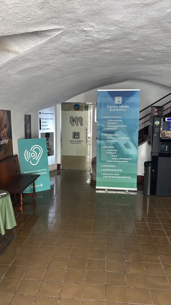 Entrada de l'edifici del Centre Mèdic Balsareny, amb el cartell de tractaments