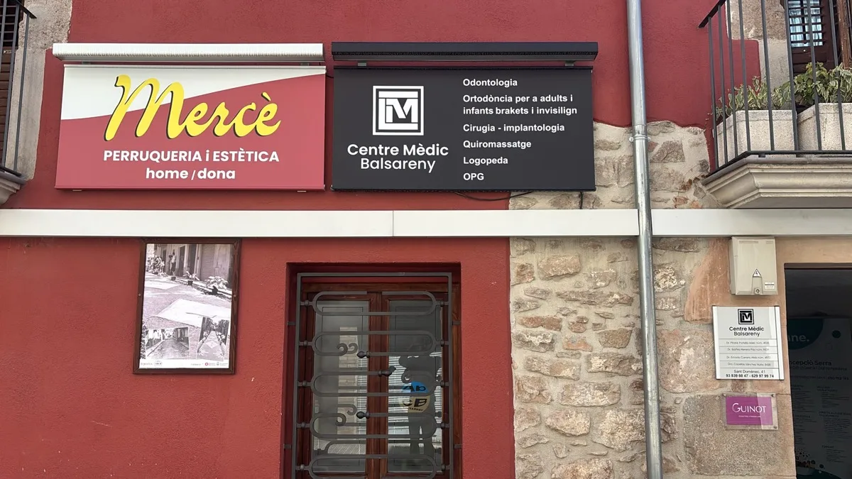 Façana del Centre Mèdic Balsareny, al carrer de Sant Domènec